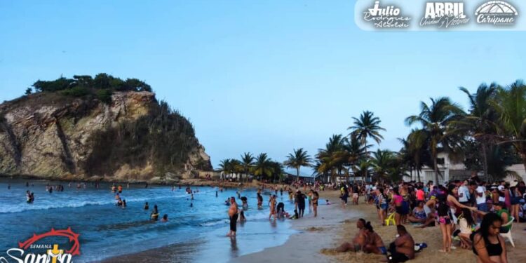 Temporadistas siguen disfrutando de las playas de Carúpano en esta Semana Santa 2023