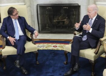 Petro pide a Biden eliminar sanciones a Venezuela si hay avances electorales