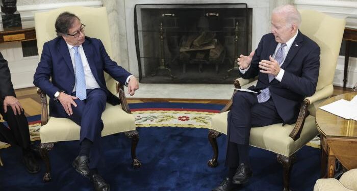 Petro pide a Biden eliminar sanciones a Venezuela si hay avances electorales