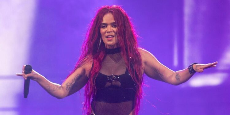 Karol G triunfa en una noche de homenajes en los Latin American Music Awards