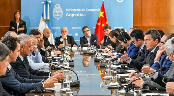Otro golpe al dólar: Argentina pagará en yuanes sus importaciones desde China