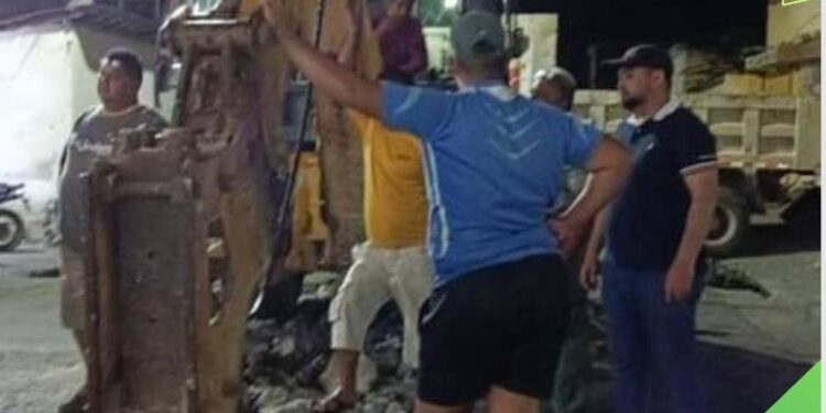 Los trabajos de reparación de un colector de aguas servidas en calle Libertad, entre Pichincha y Páez, en la denominada Ruta de los Servicios Públicos, que fueron inspeccionados por el alcalde Julio Rodríguez, hoy sábado en horas de la noche, beneficiará a unas 200 familias.