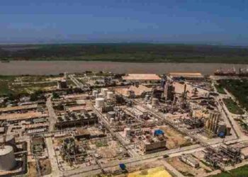 Venezuela “está dispuesta” a vender Monómeros a Colombia, según embajador Armando Benedetti