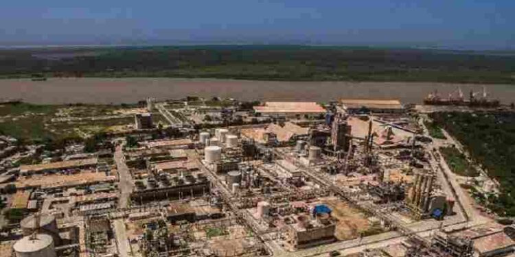 Venezuela “está dispuesta” a vender Monómeros a Colombia, según embajador Armando Benedetti