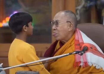 Habla el niño que fue besado por el Dalái Lama