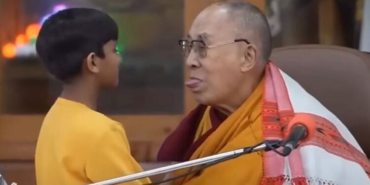 Habla el niño que fue besado por el Dalái Lama