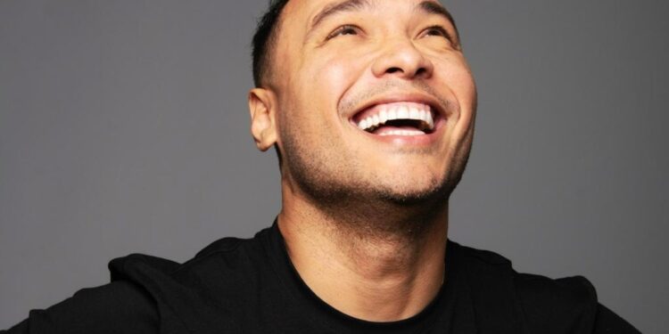 Rafael Ingannamorte muestra su lado irreverente en “100 frases para meditar mientras…”