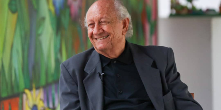 Escritor venezolano Gustavo Pereira recibió el Premio de Poesía José Lezama Lima 2023