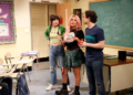 Karol G brilla con su nuevo cabello rosa y vistiendo como colegiala en su debut en «Saturday Night Live»