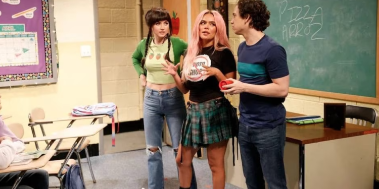 Karol G brilla con su nuevo cabello rosa y vistiendo como colegiala en su debut en «Saturday Night Live»
