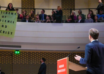 Manifestantes interrumpieron discurso de Macron: «¿Dónde está la democracia francesa?»