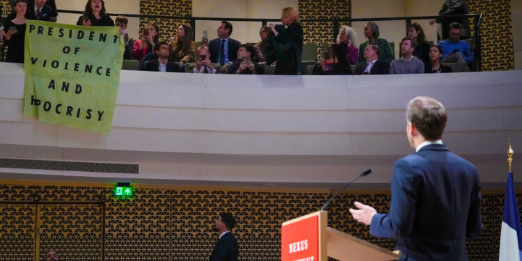 Manifestantes interrumpieron discurso de Macron: «¿Dónde está la democracia francesa?»