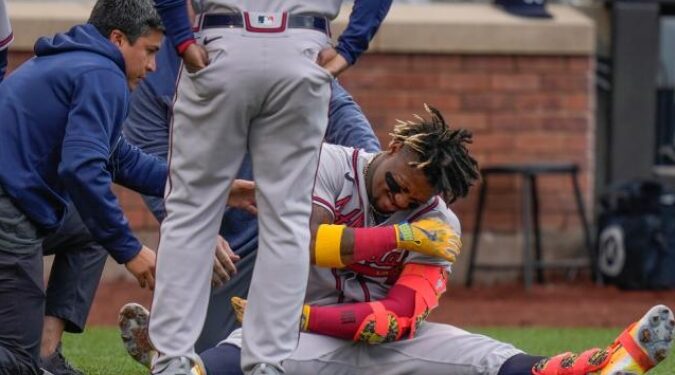 El jugador Ronald Acuña Jr. se encuentra en observación tras un pelotazo