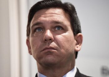 Quien no tenga papeles no podrá trabajar en Florida: Gobernador DeSantis firma ley severa contra la migración