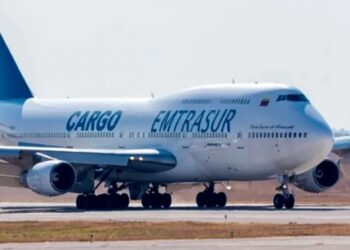 Un juez de EEUU ordenó el decomiso definitivo del avión venezolano retenido en Argentina