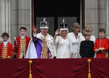 Carlos III y Camila realizaron su primer saludo desde el balcón en el Palacio de Buckingham