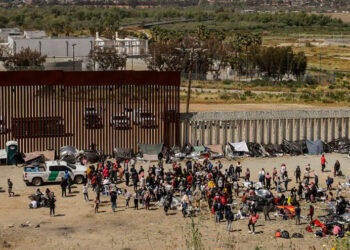 México afirma que el flujo migratorio desciende tras el fin del Título 42