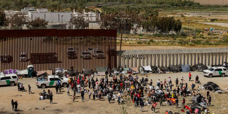 México afirma que el flujo migratorio desciende tras el fin del Título 42