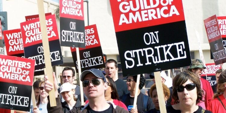 La huelga de guionistas congela «El cuento de la criada» y la precuela de «Juego de Tronos»