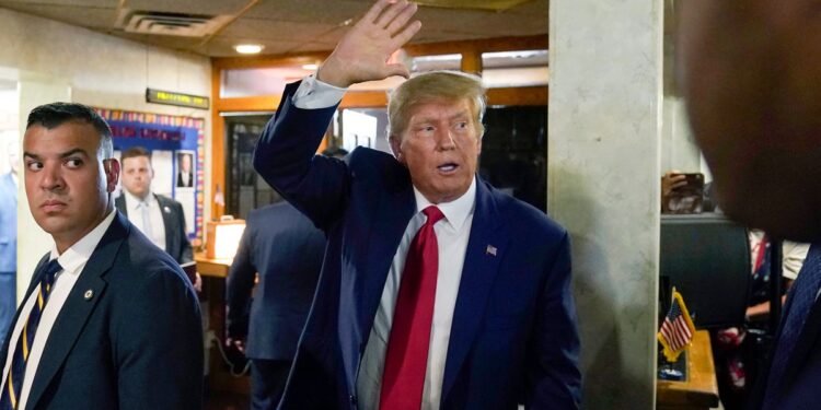 Conspiración, obstrucción y manipulación de un testigo: los nuevos cargos por los que se investiga a Trump