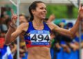 La venezolana Joselyn Brea llegó a lo más alto del podio y se colgó la medalla de oro en la media maratón de 21K de los Juegos Centroamericanos y del Caribe San Salvador 2023.