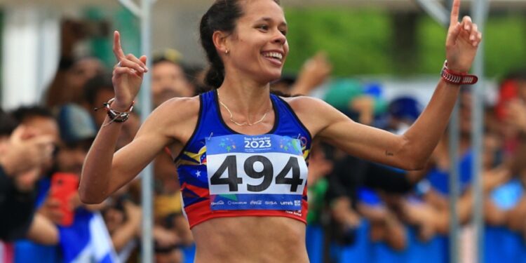 La venezolana Joselyn Brea llegó a lo más alto del podio y se colgó la medalla de oro en la media maratón de 21K de los Juegos Centroamericanos y del Caribe San Salvador 2023.