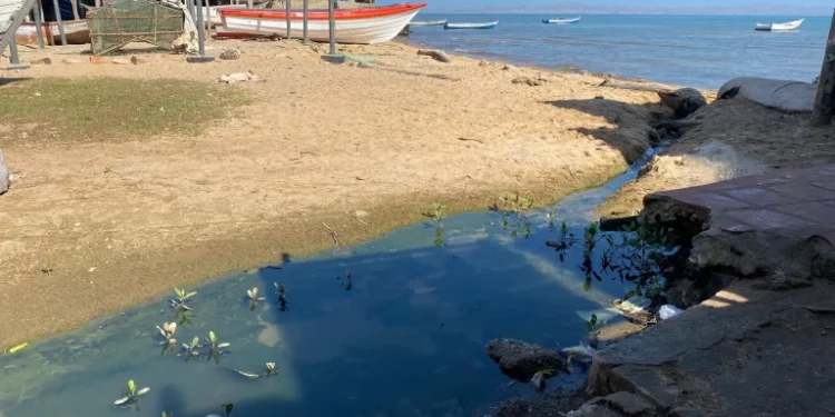 Actividad turística en El Peñón en Sucre disminuyó a causa de aguas residuales que desembocan en el mar