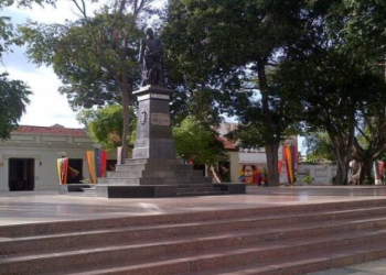 Aguas servidas rodean la plaza Pichincha en Cumaná