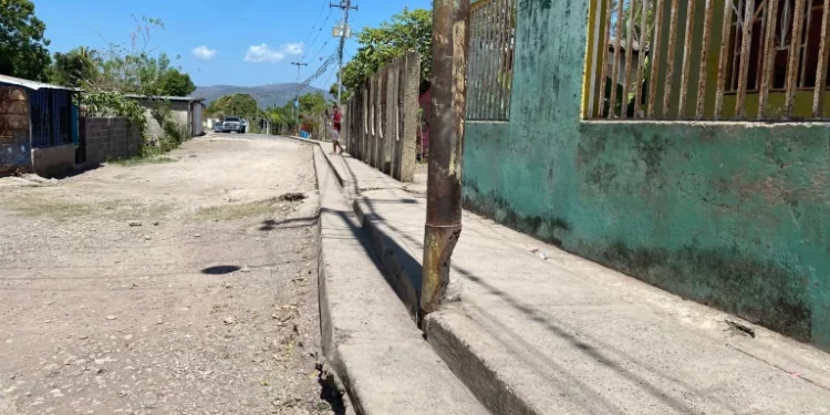 El mal estado de postes pone en riesgo a los los habitantes de Cumanacoa