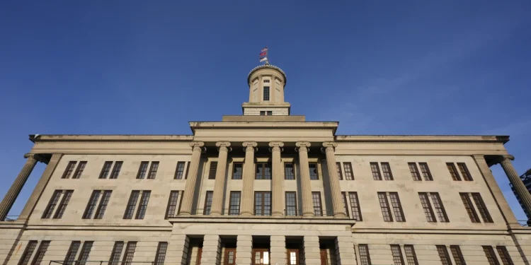 Legisladores de Tennessee impulsan iniciativa para que policía local coopere en labores migratorias