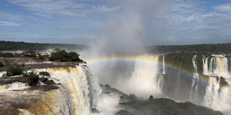 Regulo Briceño visita las Cataratas del Iguazú para documentarlas