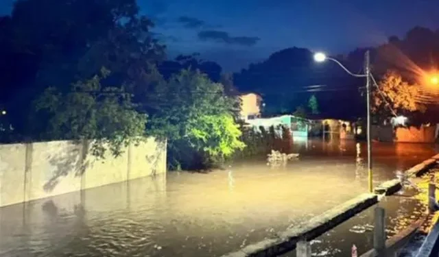 Desbordamiento del río Manzanares afectó viviendas del sector Puerto de La Madera en Cumaná