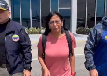 Maduro informa que Delcy Rodríguez está herida al caer un mamón encima de su coche