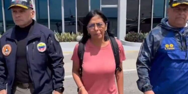 Maduro informa que Delcy Rodríguez está herida al caer un mamón encima de su coche