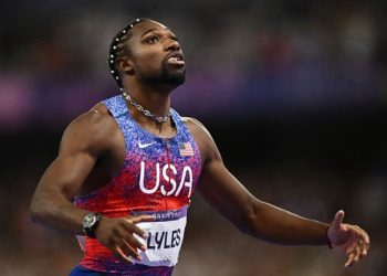 Noah Lyles vuela al oro olímpico de los 100m con marca personal en una igualadísima final