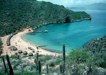 Analizan calidad del agua en la bahía de Mochima en Sucre