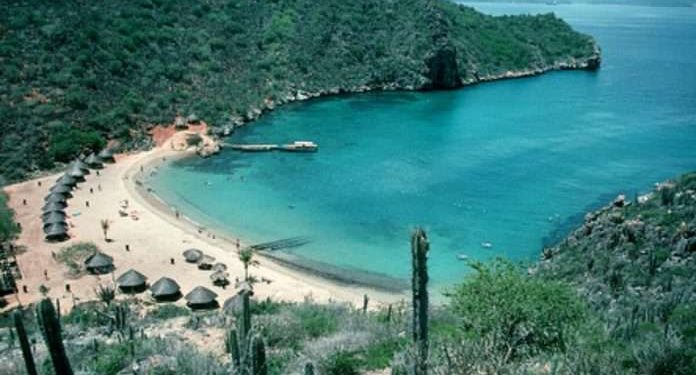 Analizan calidad del agua en la bahía de Mochima en Sucre