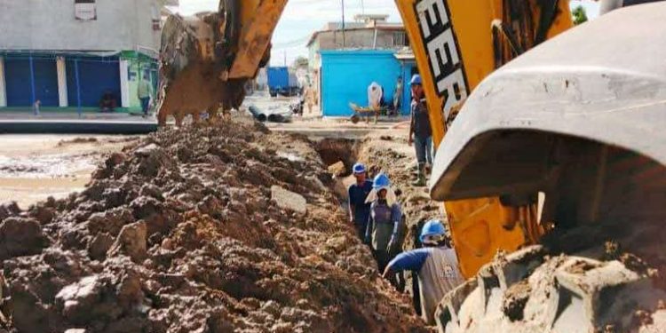Reparan sistema de aguas servidas en Cumaná